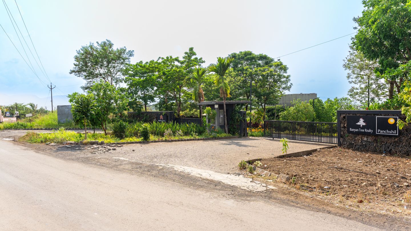 Arrival driveway for 46 Banyan Tree