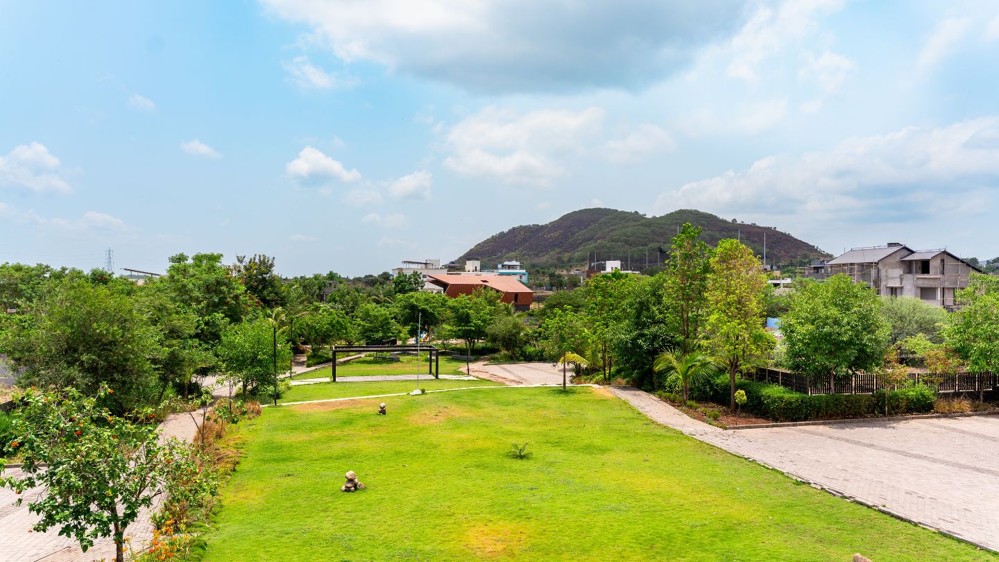 Courtyard seating and clubhouse landscape at 46 Banyan Tree