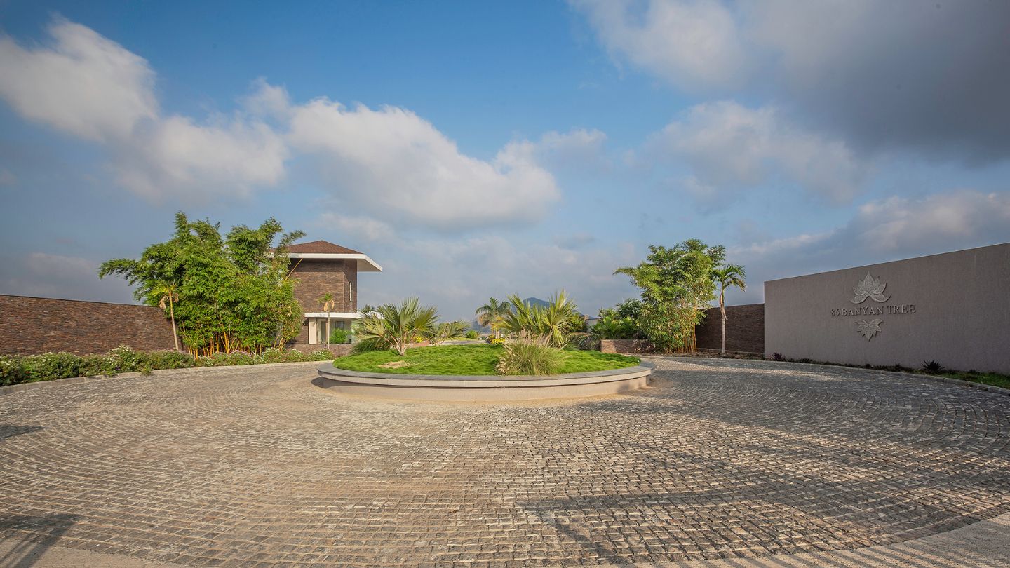 Courtyard seating and clubhouse landscape at 86 Banyan Tree