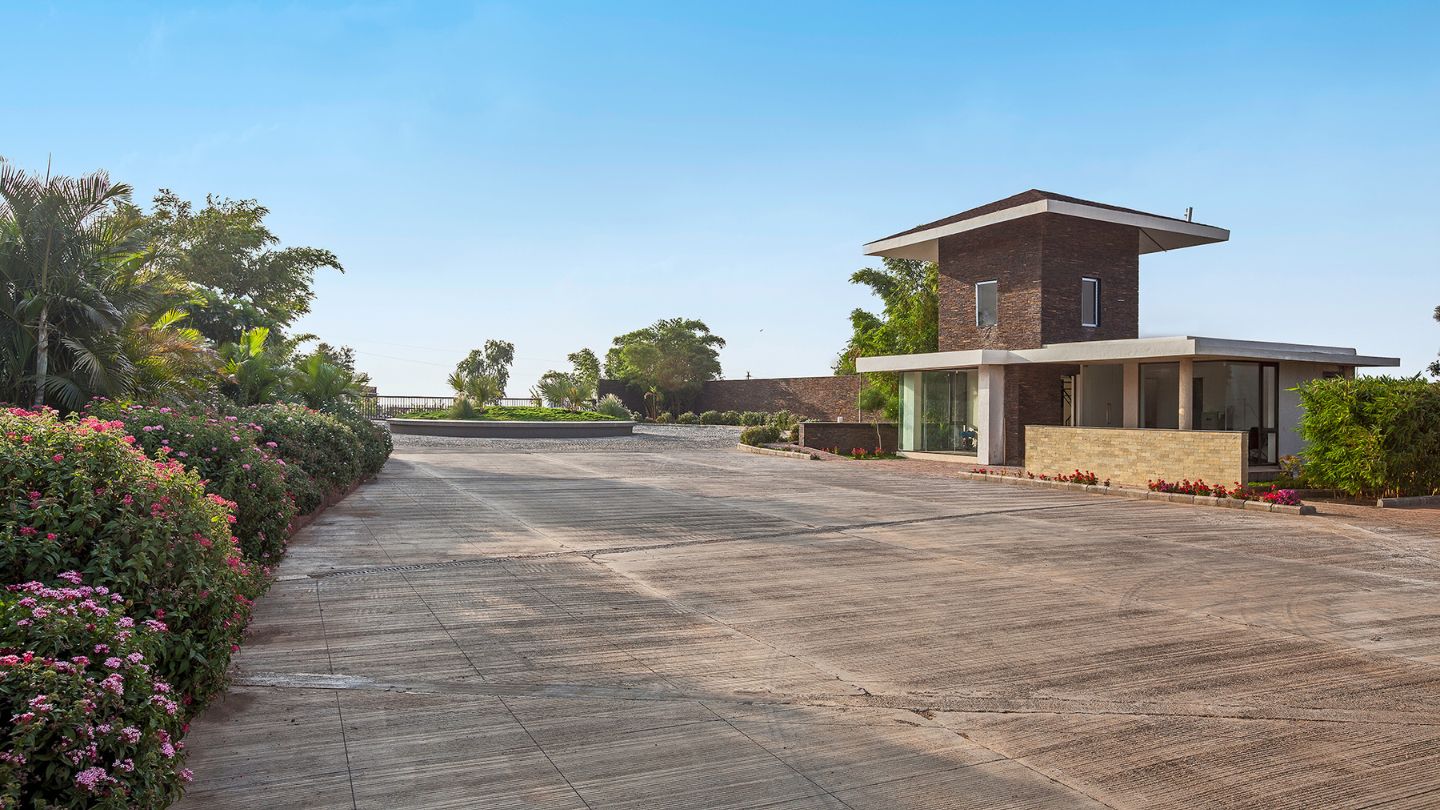 Arrival driveway for 86 Banyan Tree