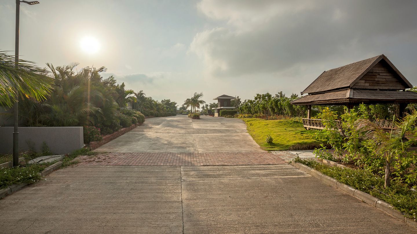 Swimming pool and clubhouse at 86 Banyan Tree